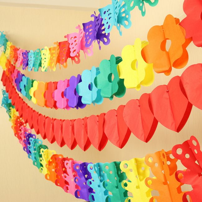 Decorate the baby's room with garlands