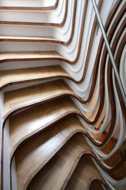 Escalera de madera con marchas asimétricas.