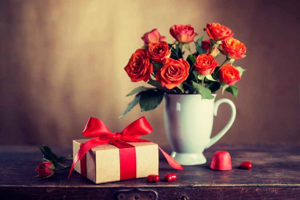 Präsentieren Sie Ihre Frau, die Sie früher vor ihren Augen, einem Blumenstrauß oder einem Geschenk versteckt haben