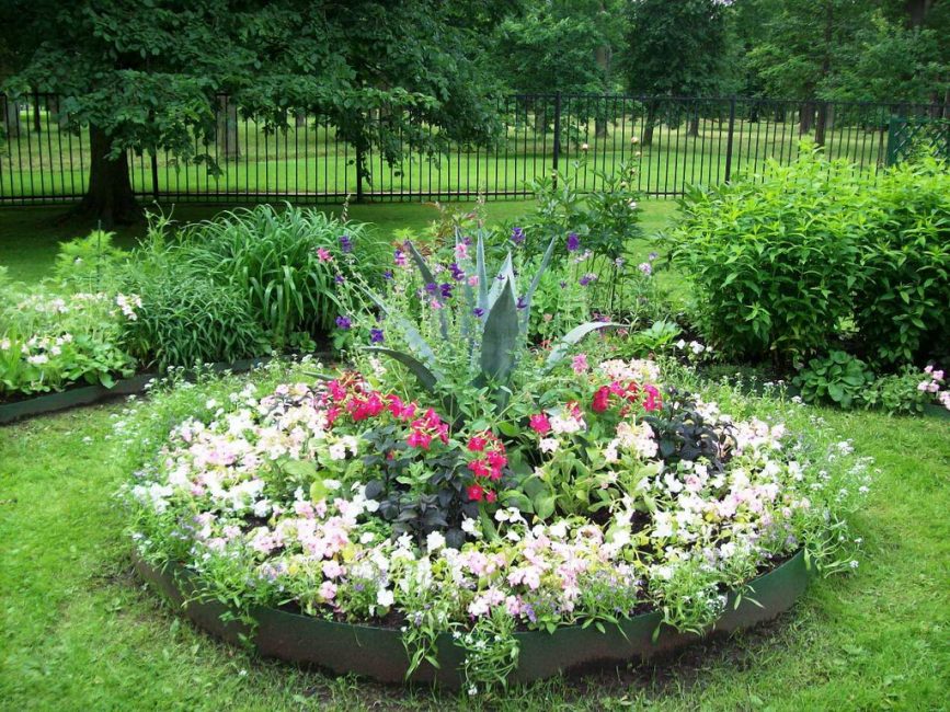 Round flowerbed - simple and beautiful