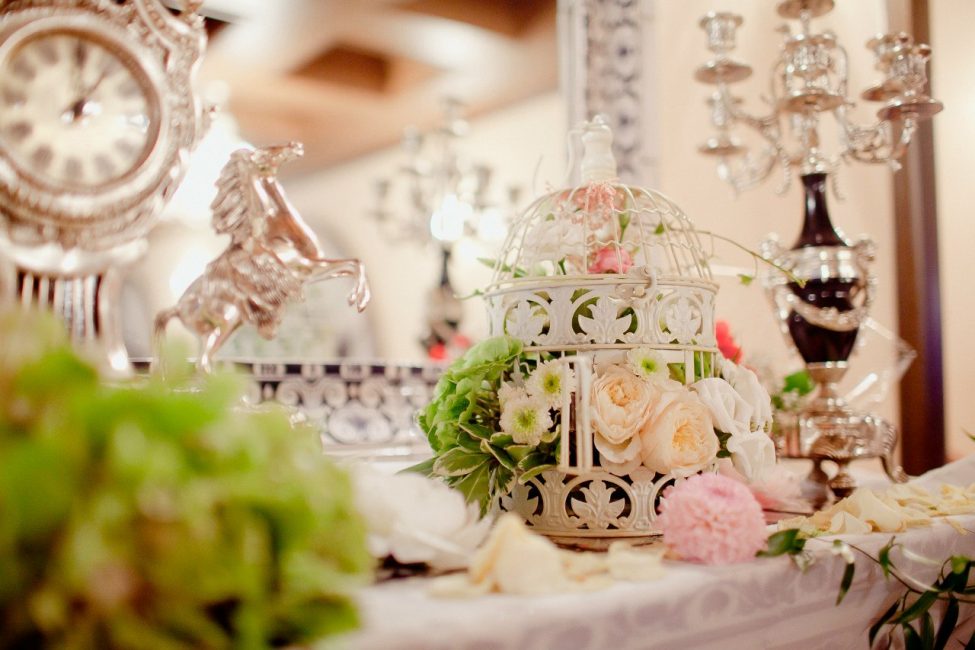 Mirrors, tiny birdies in cages, figurines and brooches will perfectly fit into the vintage style.