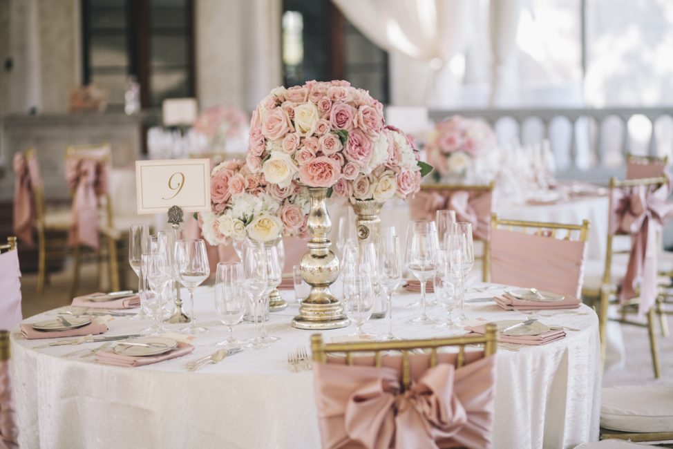 Les bouquets sur la table ou les boutonnières doivent être combinés avec la robe des nouveaux mariés.