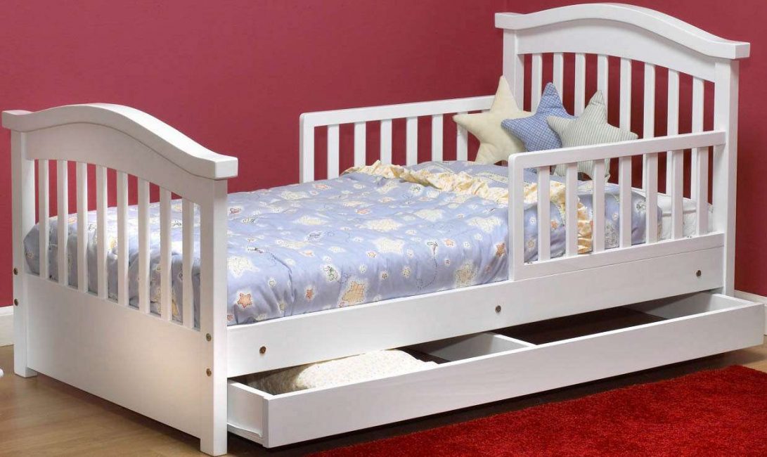 Suy nghĩ về tất cả các chi tiết, chọn một chiếc giường cho con của bạn