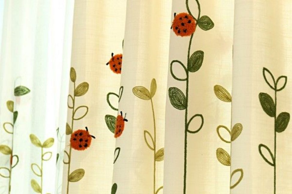 Fragmentos bordados nas cortinas