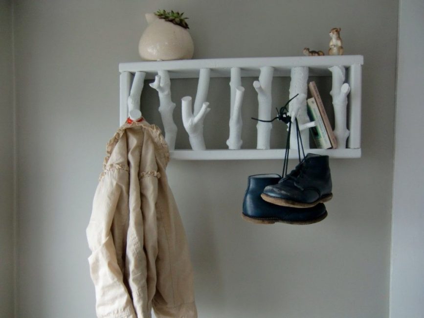 The coat hanger can be painted in any color.