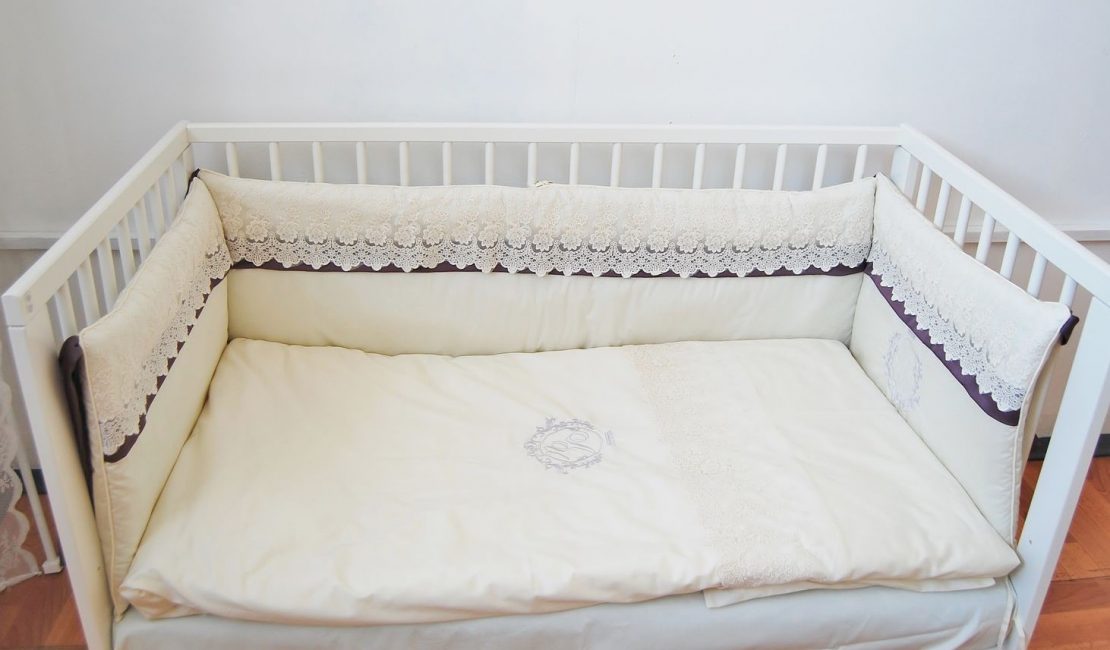 En säng av glänsande satin i barnens säng