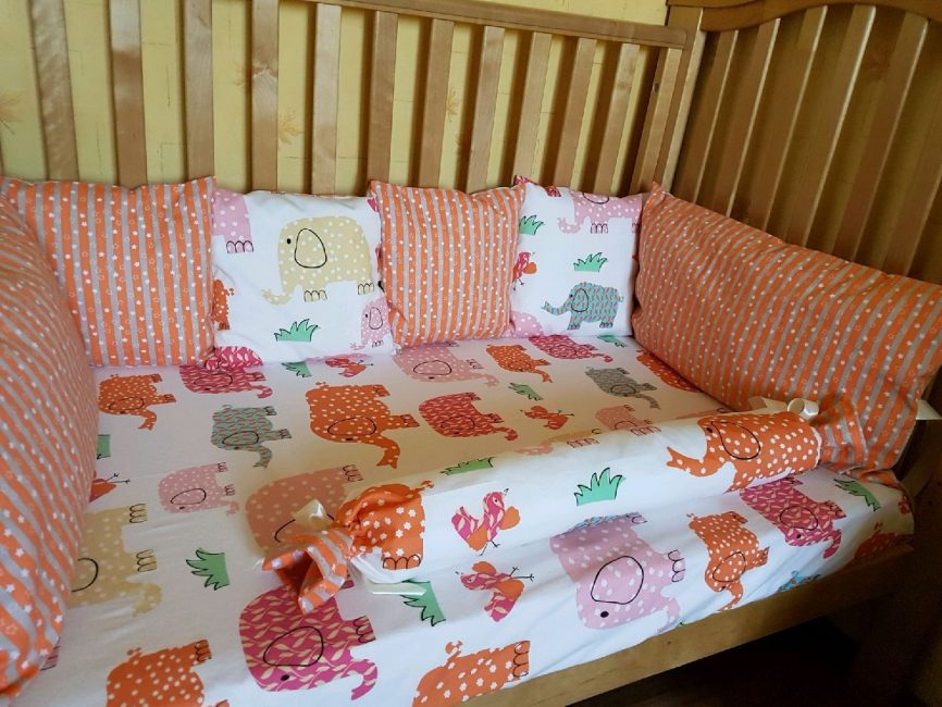 Orange colors in the baby’s crib