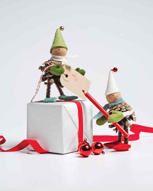 Помощниците на Дядо Коледа могат да бъдат поставени до подаръците