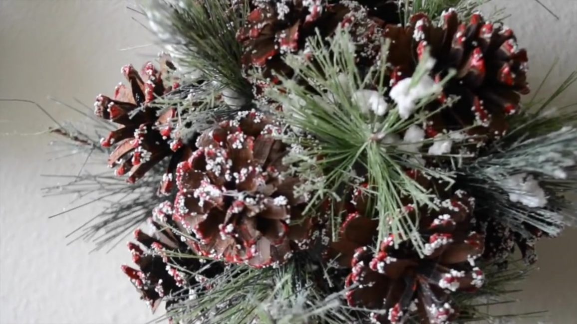 Versier de bal met kerstboom en kunstmatige sneeuw