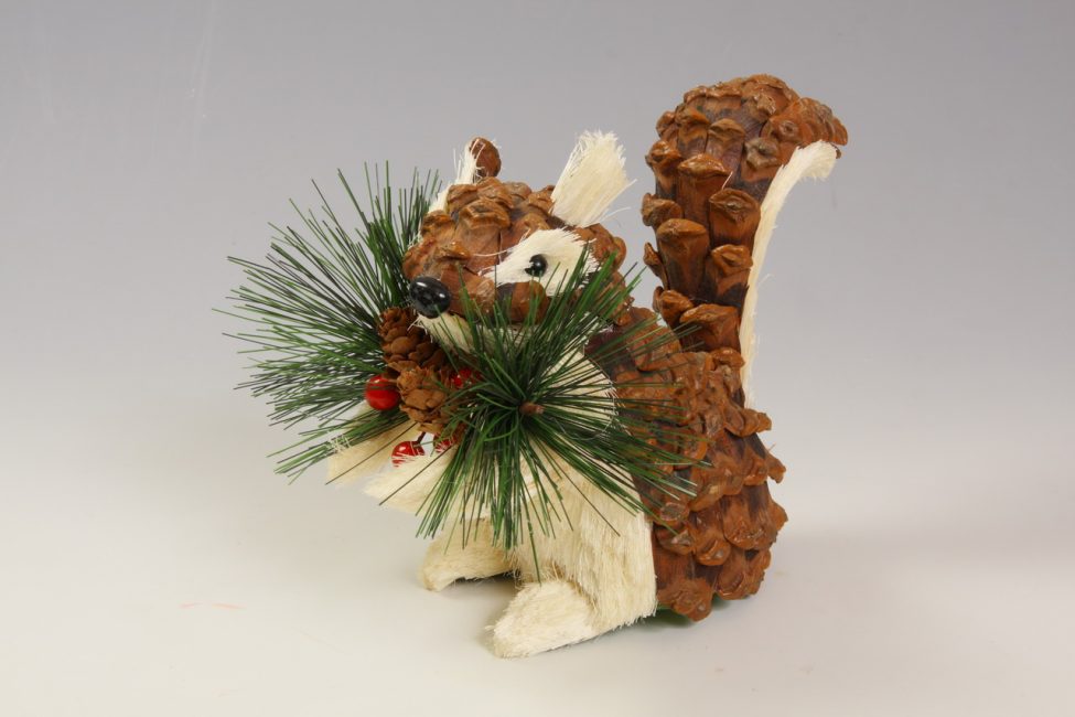Utiliza diferentes decoraciones del árbol de navidad y hazlo más original.