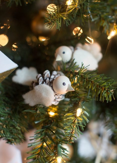 Oiseaux sur les branches de l'arbre de Noël