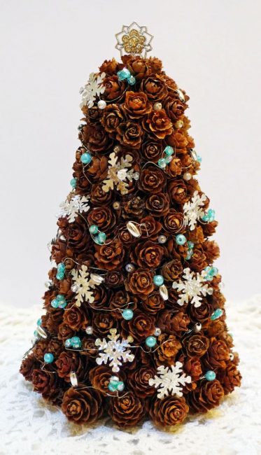 Para fazer uma grande árvore de Natal, você precisa de muitas matérias-primas e uma base na forma de um cone pontudo
