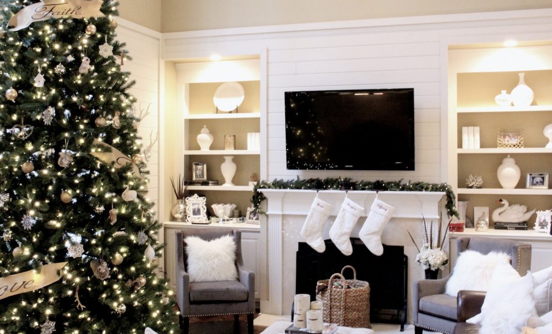 Decorate the fireplace with festive felts