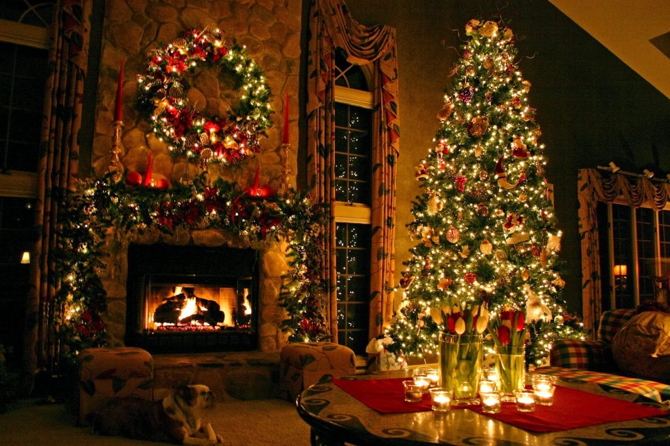 A árvore de Natal vestida forma uma composição triangular.