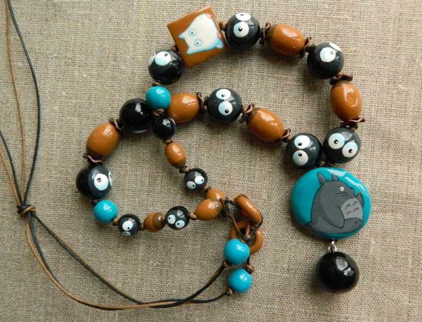 Beads from natural materials always look very beautiful, creative and colorful