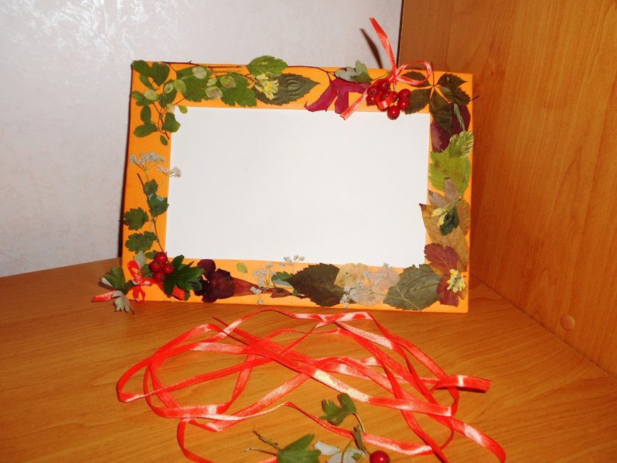 Tape the frame with natural material and decorate