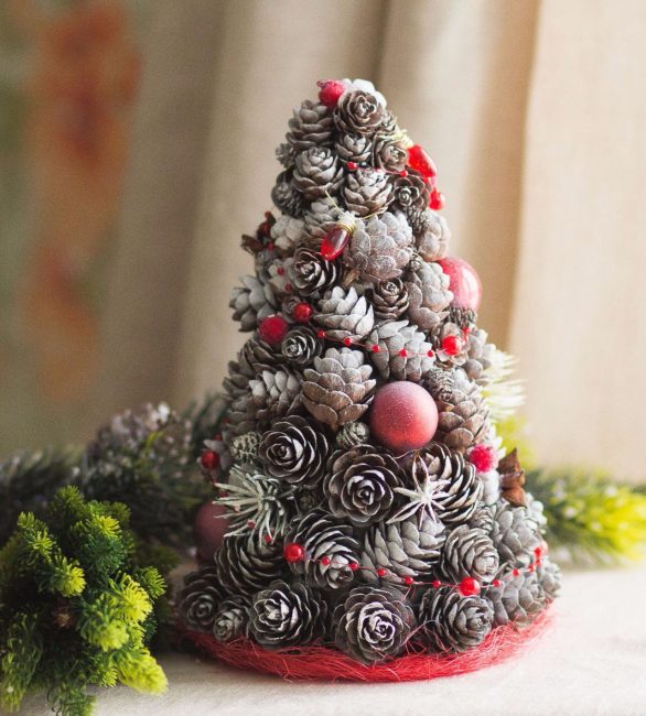Conos de pino navideños para decoración.