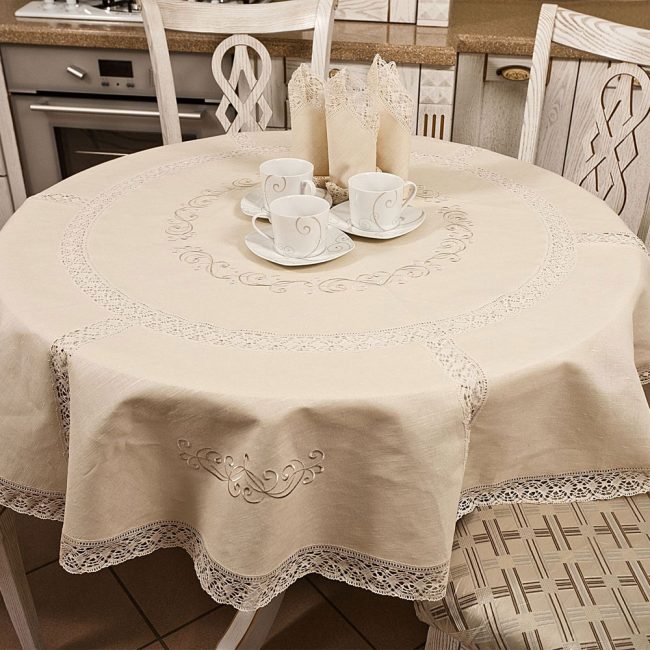 It is better to choose cloth tablecloths