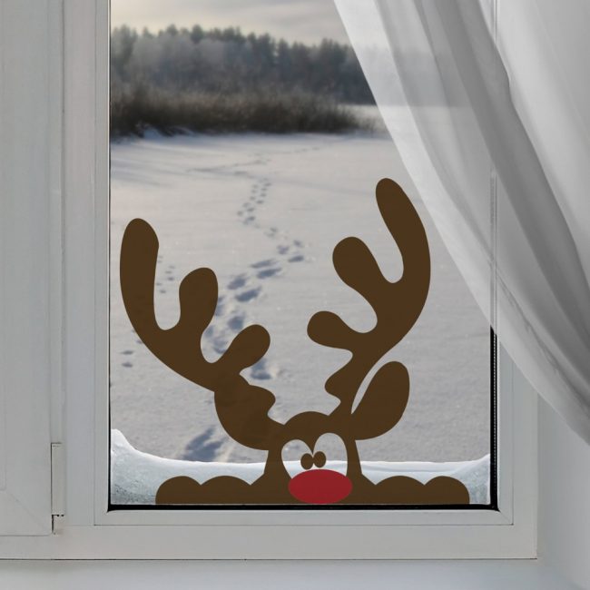 창밖을 바라 보는 사슴이 미소 짓는다.