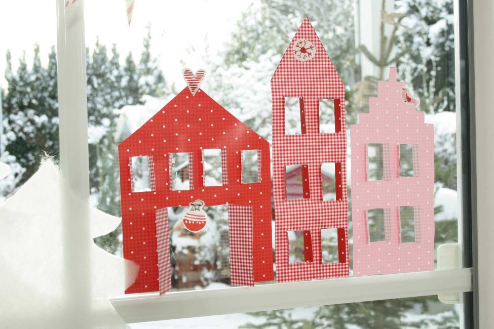 Casele din carton pot fi făcute din carton colorat împreună cu copilul.