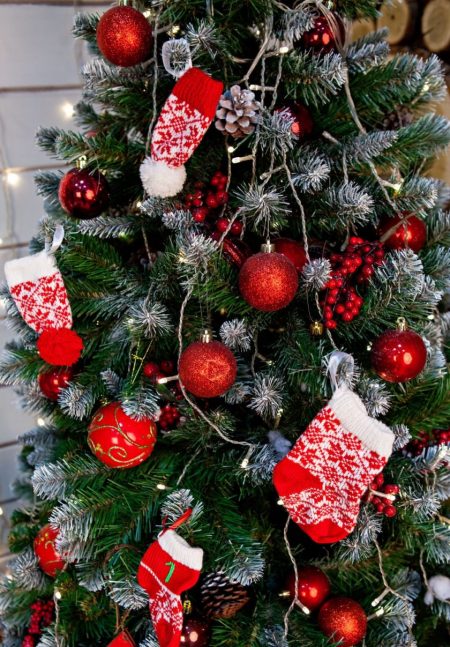 كيف تزين شجرة عيد الميلاد بشكل أنيق وجميل للعام 2018 الجديد؟ أي نوع من الألعاب تحتاج إلى الحصول عليها؟ (175+ صورة)