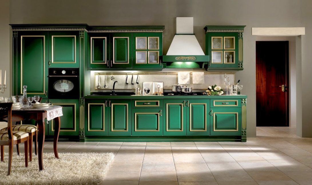 สีเขียวเข้มในการตกแต่งภายในของห้องครัว