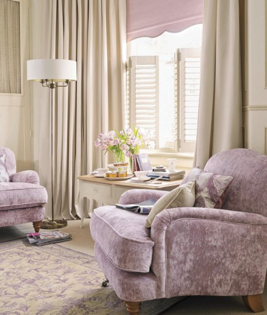Powder hue of velvet in the decoration of chairs