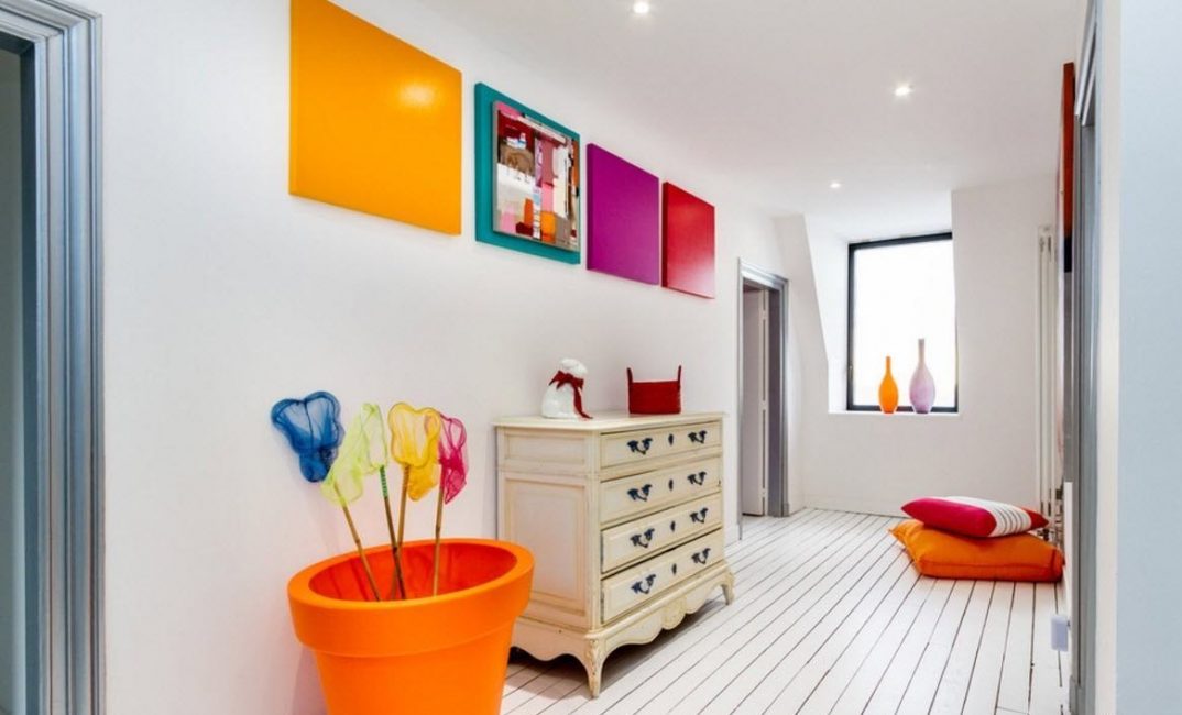 Use bright elements in the hallway