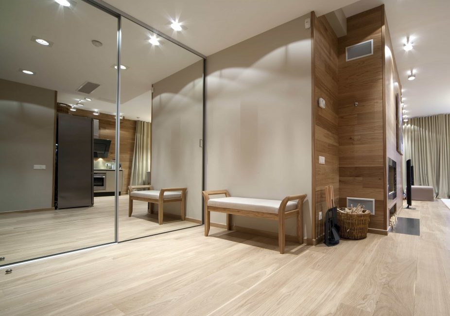 A textura da madeira natural cria um interior moderno incomum.