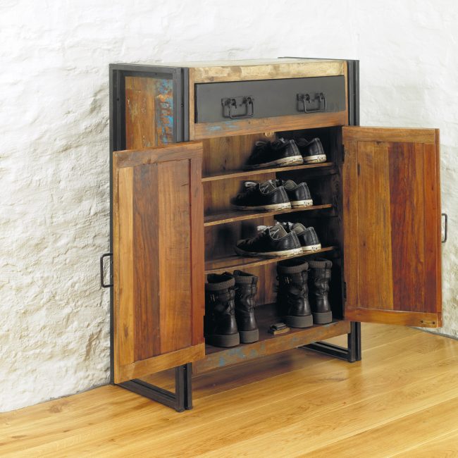يحتوي الخزانة على أرفف مع حامل أحذية مناسب.