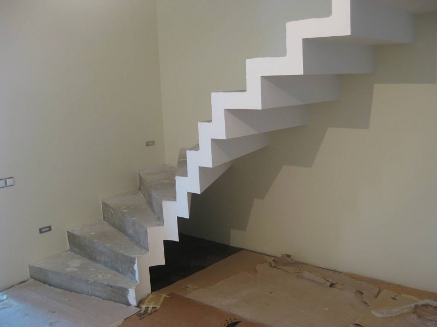 제조 공정의 콘크리트 계단