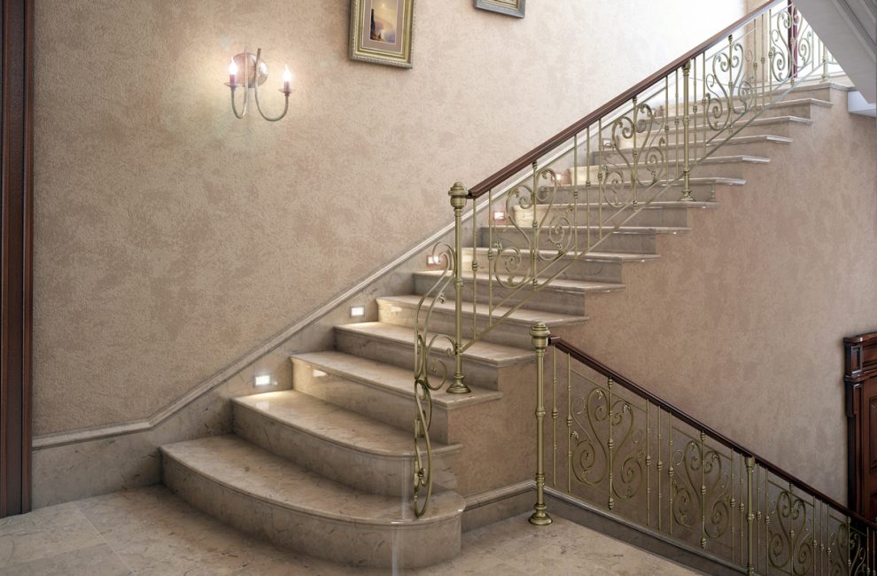 Escadaria de mármore com trilhos de metal