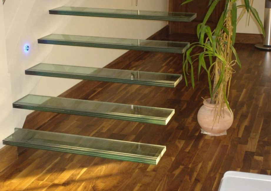 Glass staircase with console fastening to the wall