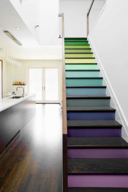 Multi-gekleurde stappen - een helder accent in het interieur