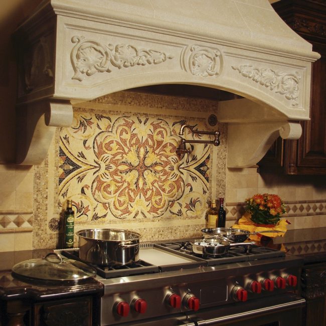 Cette façon ancienne de décorer les pièces mettra en valeur le style classique de la cuisine.
