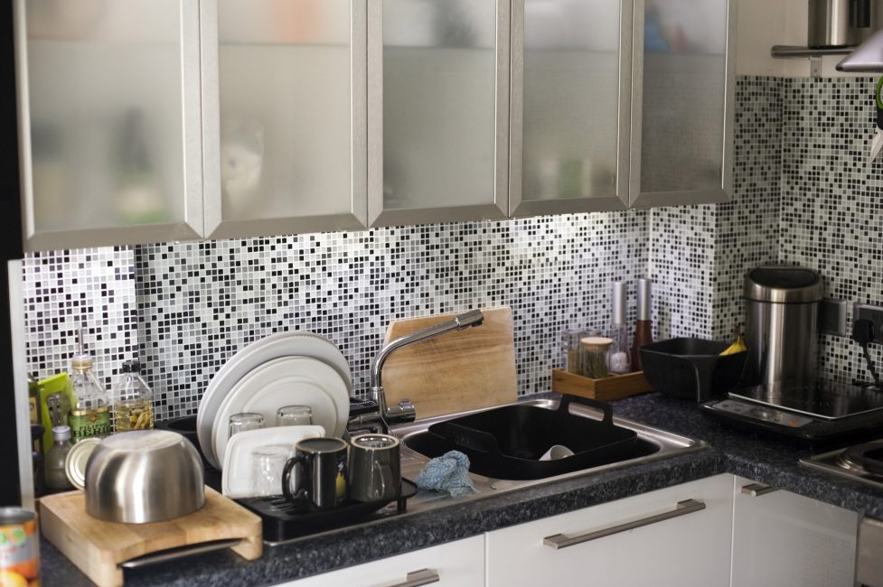 Nhà bếp theo phong cách hiện đại với gạch thủy tinh với sự pha trộn màu đen và trắng xám