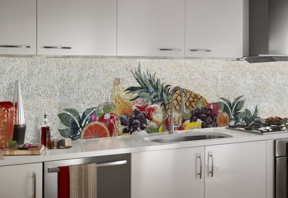 Bunte Mosaikplatte des Gemüses und der Früchte