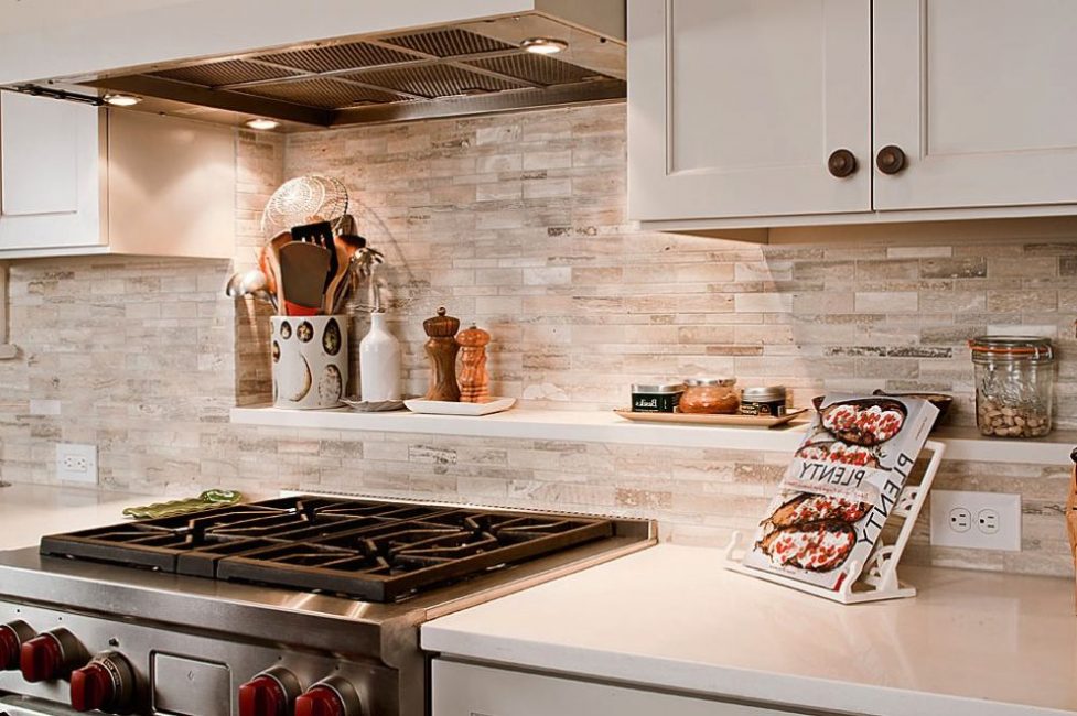 Dapur putih dengan apron yang diperbuat daripada batu di tempat kerja