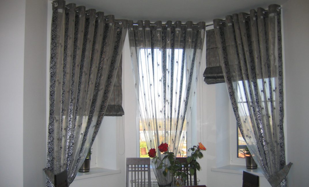 Las cortinas de los ojales forman pliegues profundos y uniformes.