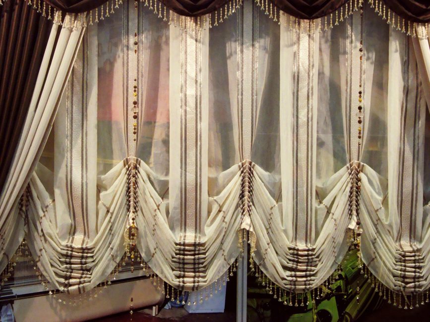 Austrian curtains