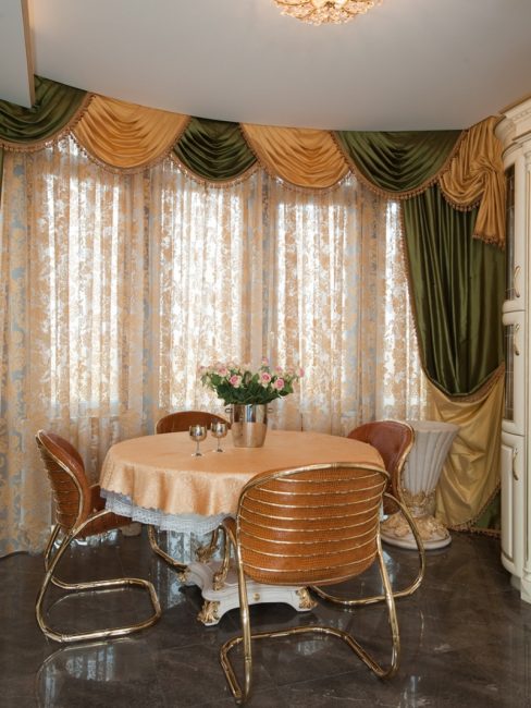 The combination of different materials curtains: tulle and silk curtains