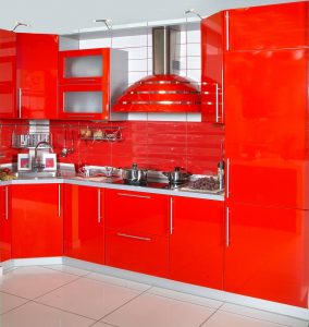 İç mekandaki algımızı etkileyen rengin büyüsü: Parlak renklerde kırmızı bir mutfağın tasarımı (115+ Fotoğraf)