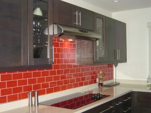 سحر اللون الذي يؤثر على إدراكنا للداخلية: تصميم مطبخ أحمر بألوان زاهية (115+ صورة)