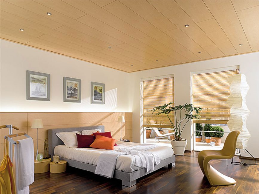 يمكن إجراء السقف في غرف النوم بطرق مختلفة.
