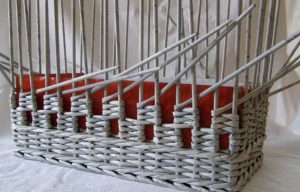 Weaving baskets of newspaper tubes step by step for beginners (90 + Photo). How to start and finish?