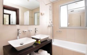 أثاث الحمام: ملامح اختيار الحوض مع curbstone - كيف لا ينبغي أن يكون مخطئا؟ (190+ صورة)