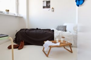 Ontbijttafel op bed doe het zelf: praktische modellen voor comfort