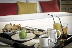 Frukostbord i sängen gör det själv: Praktiska modeller för komfort