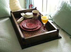 Mesa de desayuno en la cama hágalo usted mismo: modelos prácticos para su comodidad.