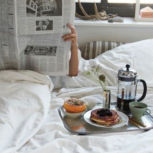 โต๊ะอาหารเช้าบนเตียงทำเอง: แบบจำลองที่ใช้งานได้จริงเพื่อความสะดวกสบาย